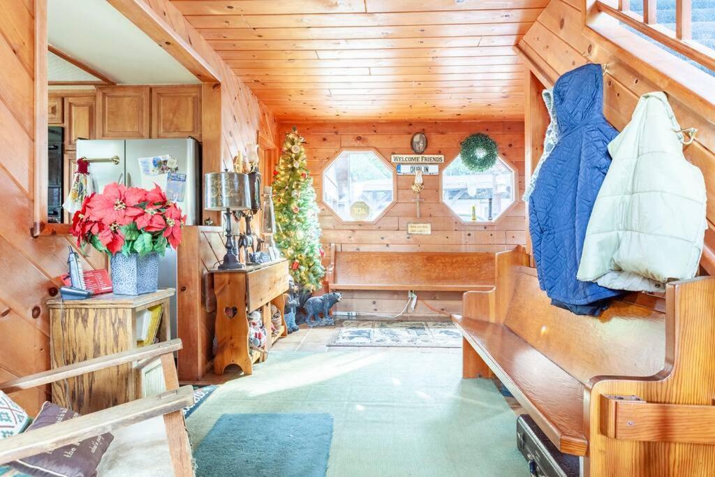 Lakeview 3-Story Winter Home Crestline エクステリア 写真